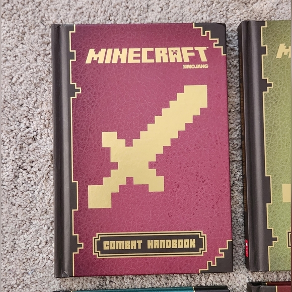 📚 Minecraft Handbook Collection – 4 Book Set - preowned, like new condition - Picture 2 of 12